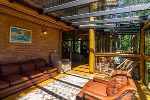 Casa família | Área de estar | TV LED 42 polegadas com canais digitais, TV, lareira