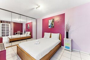 3 bedrooms, desk, WiFi - 3 bedroom apartment, large living room, garden and terrace (Lognes)