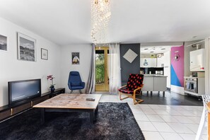TV, DVD player - 3 bedroom apartment, large living room, garden and terrace (Lognes)