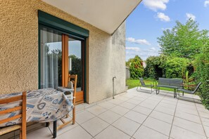 Outdoor dining - 3 bedroom apartment, large living room, garden and terrace (Lognes)