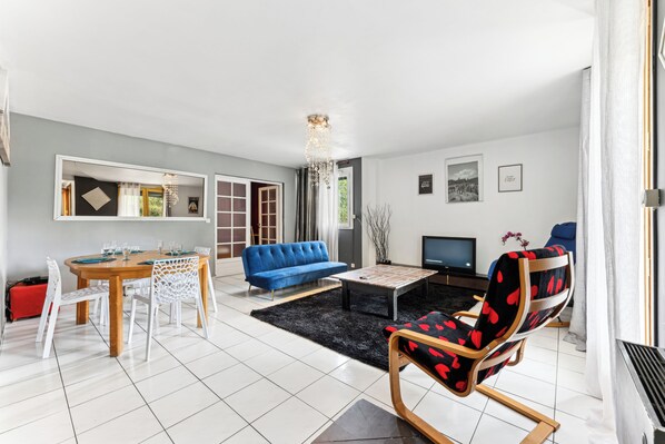 TV, DVD player - 3 bedroom apartment, large living room, garden and terrace (Lognes)