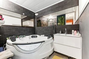 Bathtub - 3 bedroom apartment, large living room, garden and terrace (Lognes)