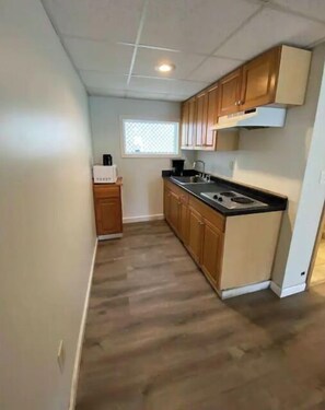 Kühlschrank, Mikrowelle, Herdplatte, Wasserkocher mit Kaffee-/Teezubehör