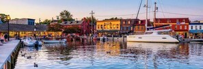 Marina - Annapolis Waterfront Oasis with Pool, Hot Tub & Piers with L2 EV Charger (Annapolis)