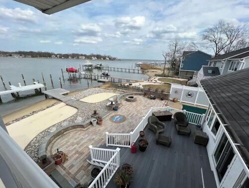 Annapolis Waterfront Oasis with Pool, Hot Tub & Piers with L2 EV Charger