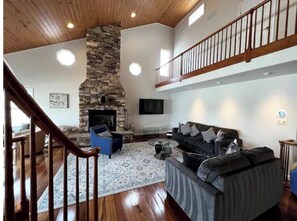 Smart TV, caminetto, videogiochi, libri