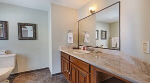 Villa familiar, 3 habitaciones | Baño | Toallas