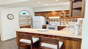 Vila família, 3 quartos | Cozinha privada | Geladeira grande, micro-ondas, fogão, torradeira
