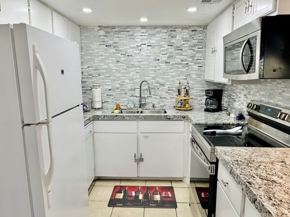 Refrigerador, microondas, horno y parrilla de estufa 