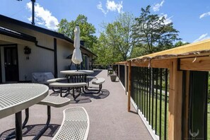 Outdoor dining - Cheerful 5-bedroom lake house with indoor pool (Rogers)