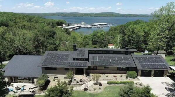 Exterior - Cheerful 5-bedroom lake house with indoor pool (Rogers)