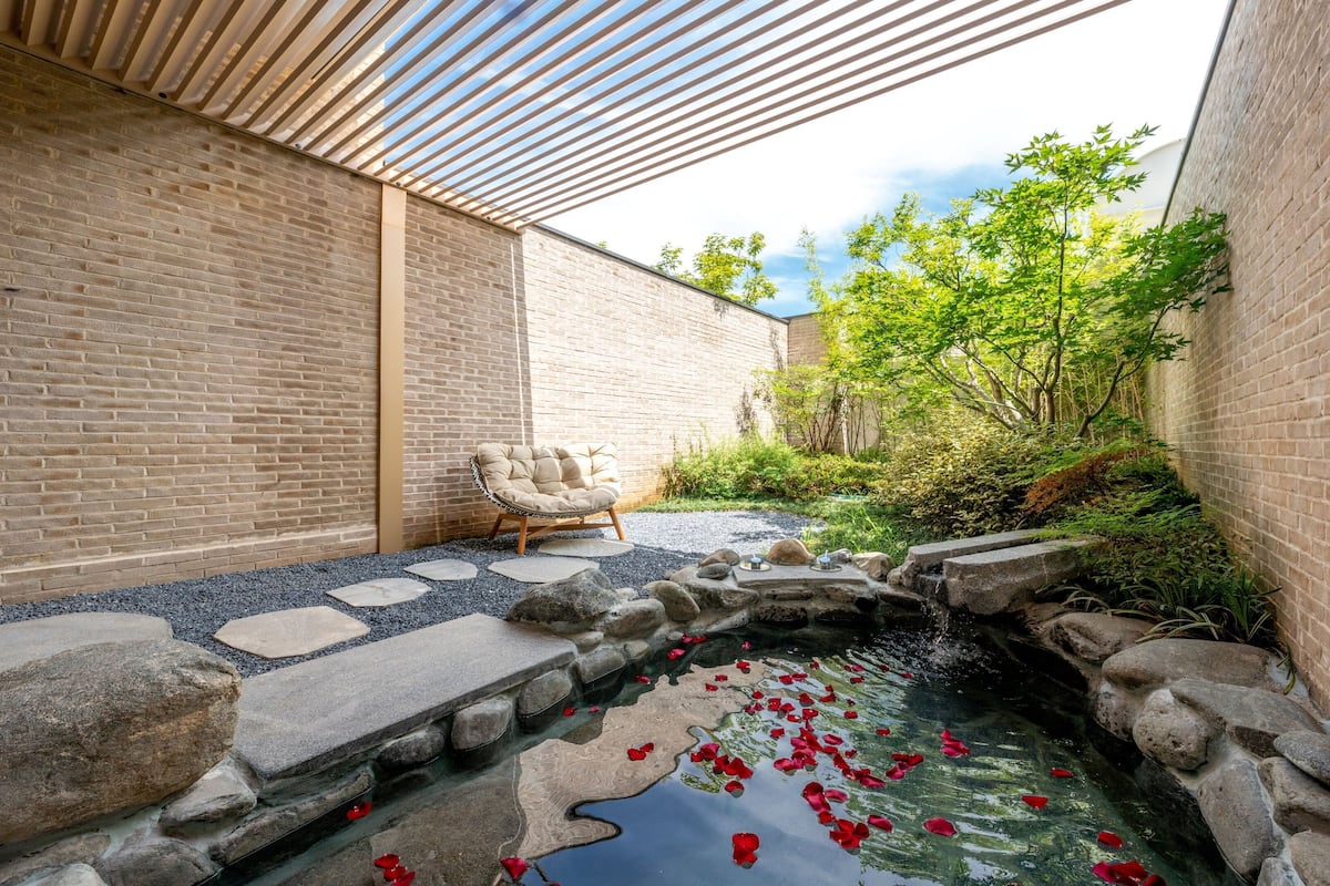 Habitación estándar, 1 cama de matrimonio grande, vistas al patio (Private Hot Spring) | Minibar (con algunos artículos gratuitos), caja fuerte, cortinas opacas