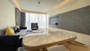 Minibar (mit einigen kostenlosen Artikeln), Zimmersafe