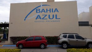 Um edifício com uma placa que diz "BAHIA AZUL COTO PRIVADO".