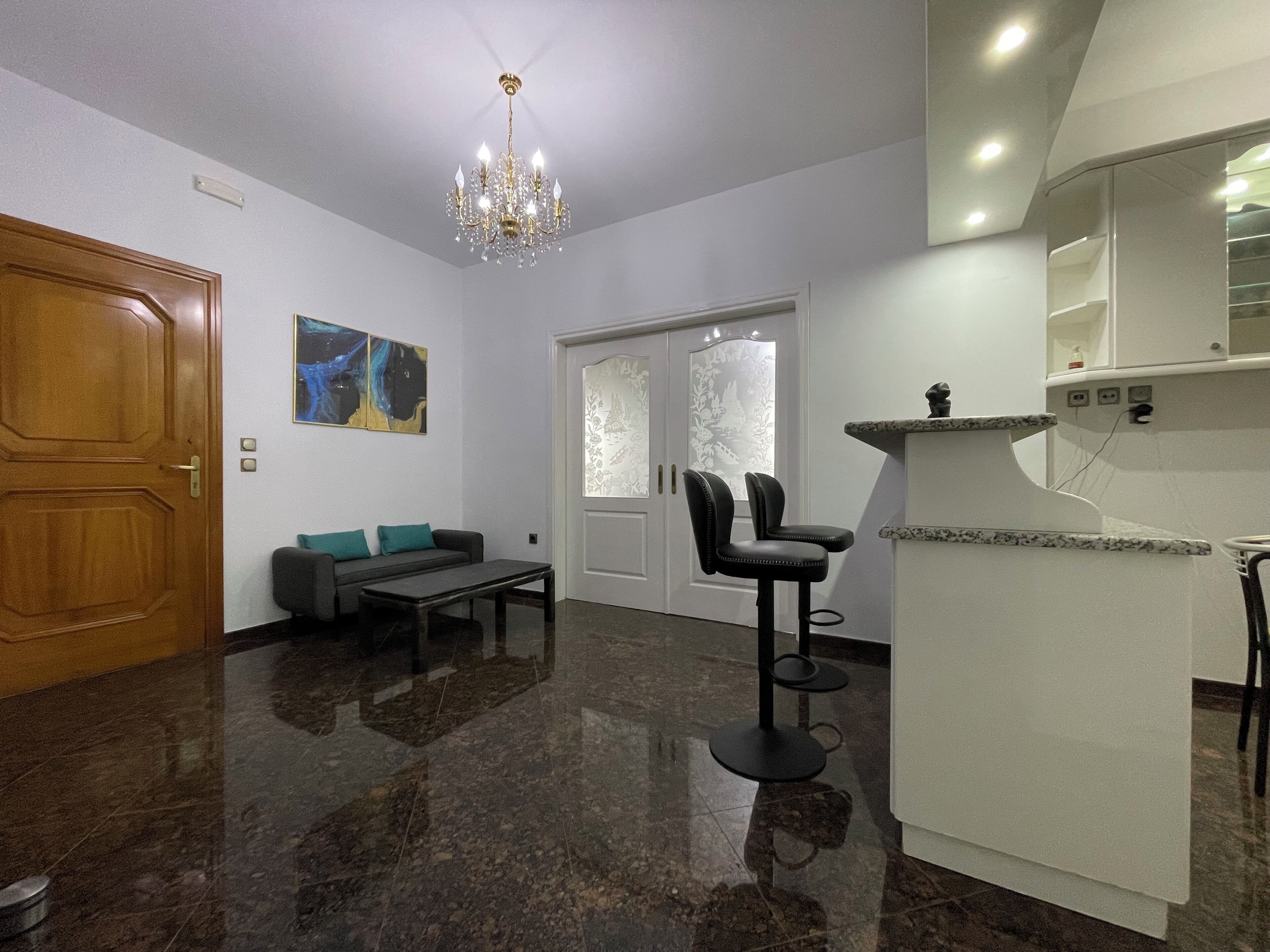 ATHENA | Area keluarga | Smart TV 32-inci dengan saluran TV satelit dan TV