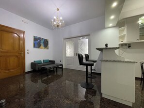 ATHENA | 起居区 | 32-英寸智能电视 （配备卫星频道）、电视