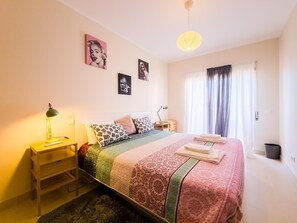 2 bedrooms, iron/ironing board, internet, bed sheets