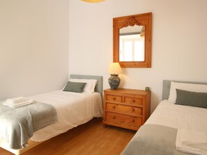2 bedrooms, iron/ironing board, internet, bed sheets