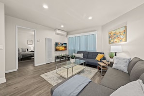 TV - Stylish & Charming 15min to Downtown LA (Rosemead)