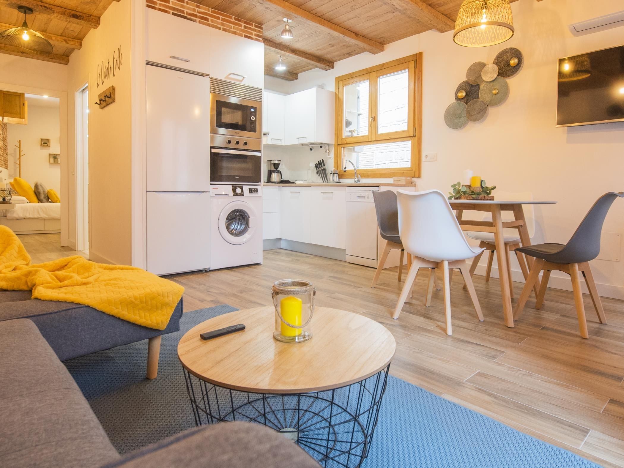 Un apartamento moderno con cocina, comedor y sala de estar.