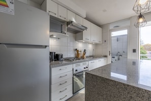 Køleskab, mikrobølgeovn, ovn, kogeplade