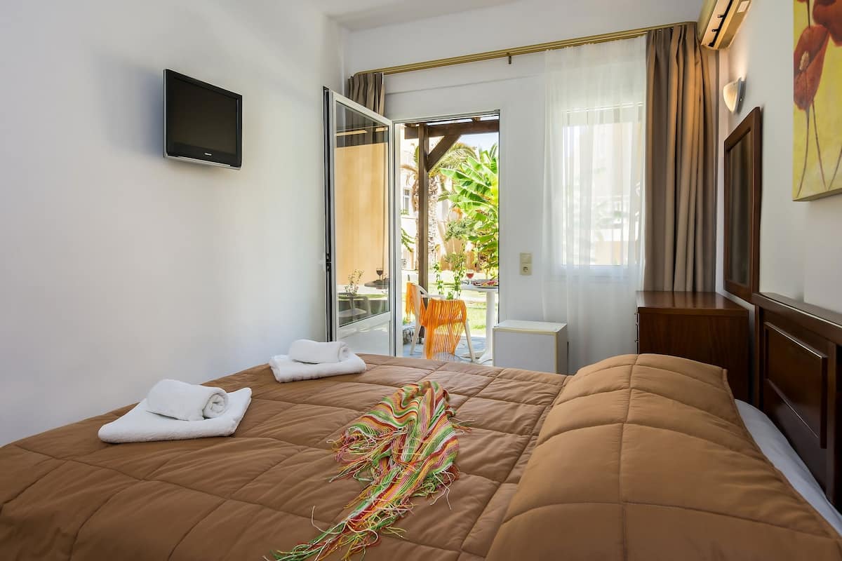 Iron/ironing board, free WiFi, bed sheets