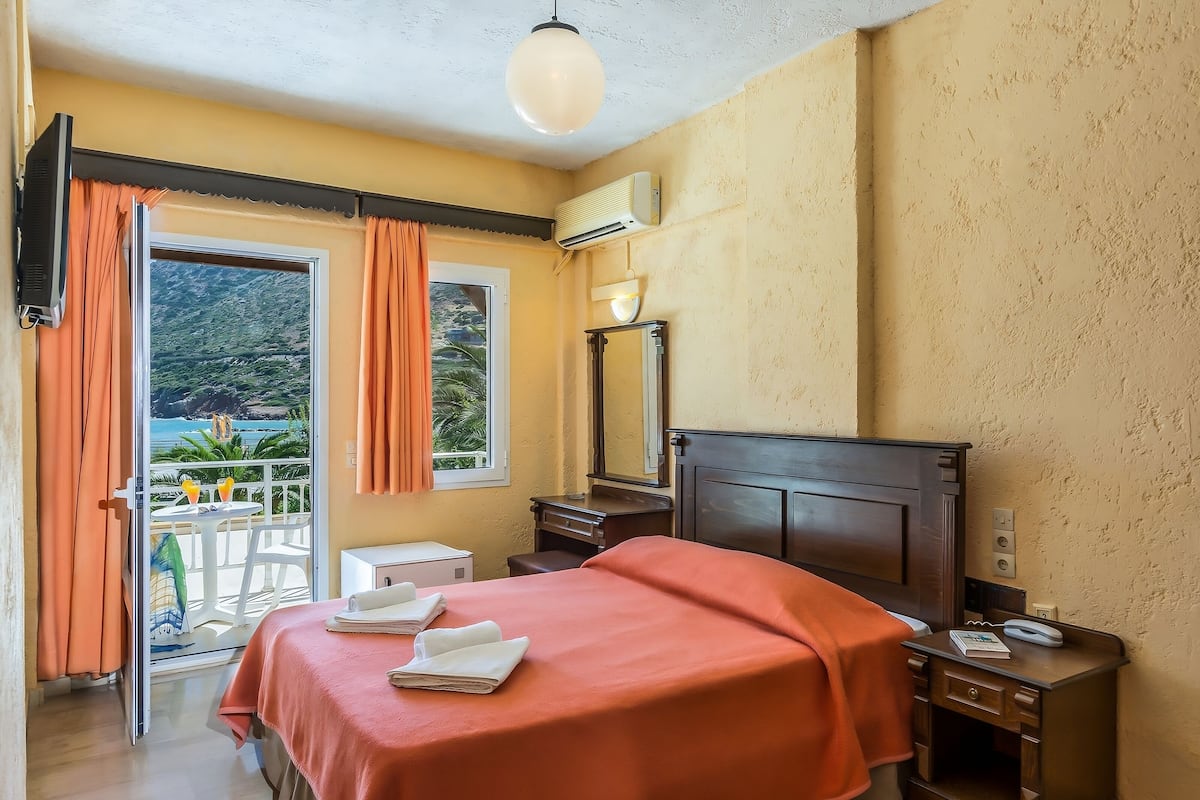 Iron/ironing board, free WiFi, bed sheets