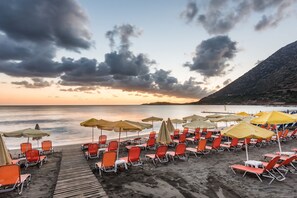 Private beach, white sand, sun-loungers, beach umbrellas - Talea Beach Hotel (Mylopotamos)