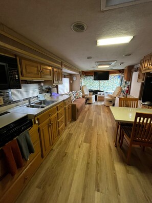 Fridge, microwave, stovetop, coffee/tea maker - COZY MOTOR HOME... (Miami)