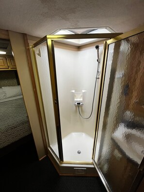 Shower, hair dryer, towels, soap - COZY MOTOR HOME... (Miami)