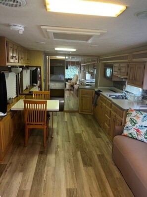 1 bedroom, free WiFi, bed sheets - COZY MOTOR HOME... (Miami)