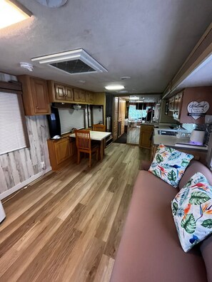Smart TV - COZY MOTOR HOME... (Miami)