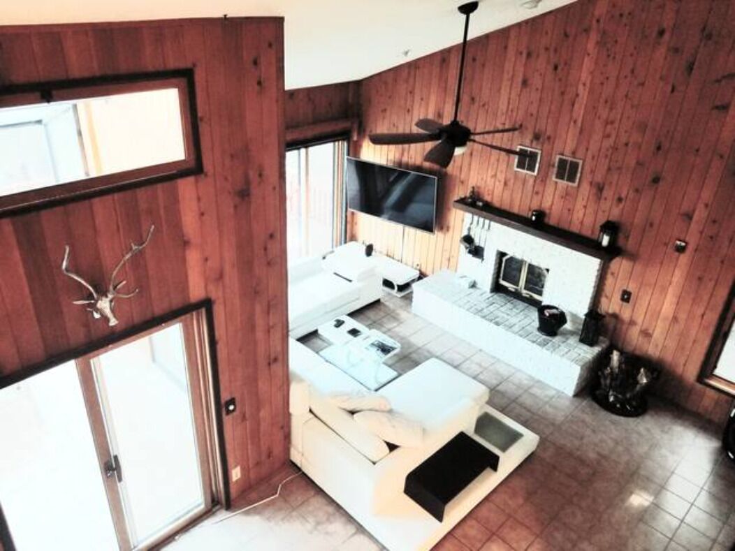 Quiet Mountain Retreat in Modern Villa