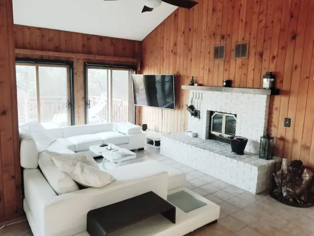 Quiet Mountain Retreat in Modern Villa