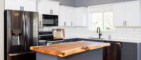 Kylskåp, mikrovågsugn, ugn och spishäll