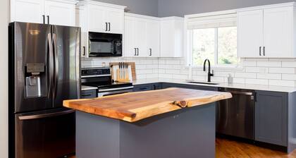 Bright 3 Bedroom Home with Home Theater