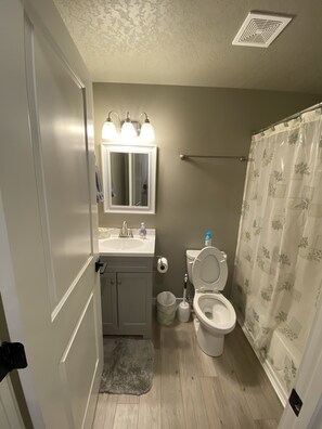 Kombination af bruser/badekar, hårtørrer, håndklæder, Sæbe