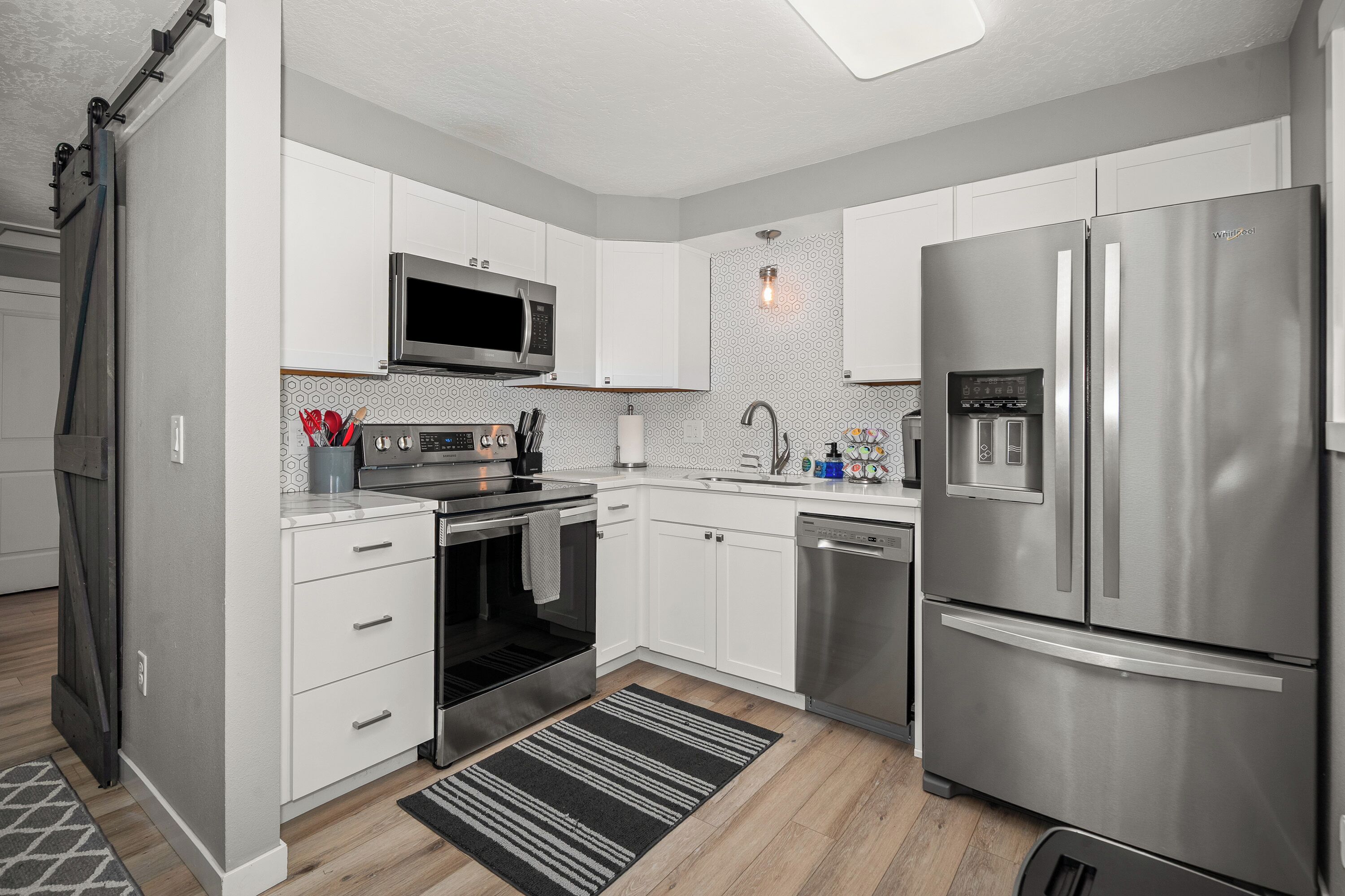 Coffee/tea maker, fridge, microwave, oven
