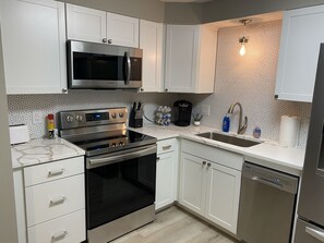 Fridge, microwave, oven, stovetop - ✨Updated Upstairs Space 5 min to Browns Park🛹🏐🏀 💦1 (Spokane Valley)