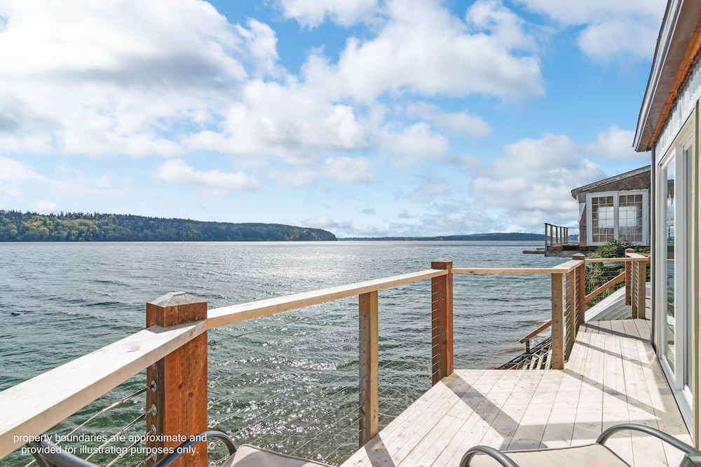 Waterfront Studio Apartment. Perfect for work or play.