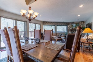 Älytelevisio, takka, kirjoja