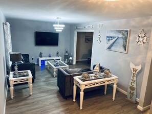 TV connectée, cheminée, livres, chaîne hi-fi