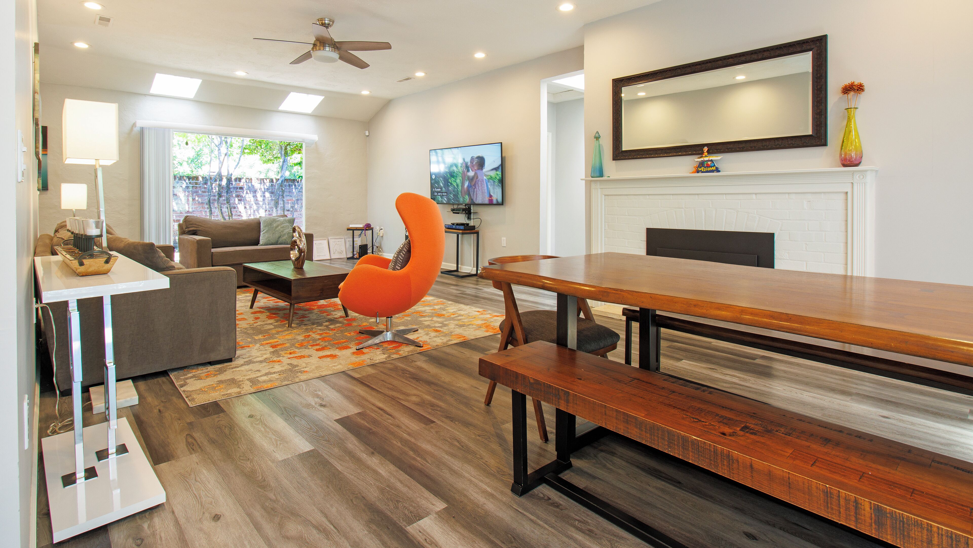 Una Smart TV, una chimenea, un reproductor de DVD, libros