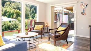 Una Smart TV, una chimenea, un reproductor de DVD, libros