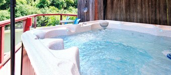 ~Riverfront 3 Bed 2 Bath w/Gas Fireplace Hot Tub Dock & Boats. 3/4 mile to town~