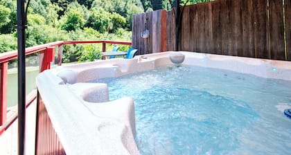 ~Riverfront 3 Bed 2 Bath + Hot Tub, Private Dock & Watercraft. 3/4 mile to town~