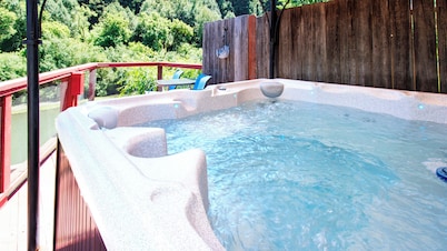 ~Riverfront 3 Bed 2 Bath w/Gas Fireplace Hot Tub Dock & Boats. 3/4 mile to town~