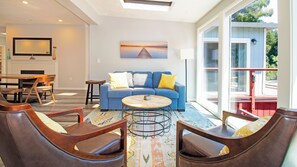 Smart TV, chimenea, reproductor de DVD y libros 