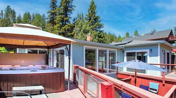 Outdoor spa tub - ~Riverfront 3 Bed 2 Bath w/Gas Fireplace Hot Tub Dock & Boats. 3/4 mile to town~ (Guerneville)