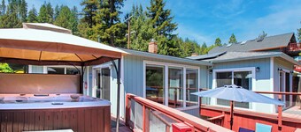 Paradise: Riverfront 3 Bed 2 Bath + Hot Tub, Dock & Boats. 3/4 mile to town